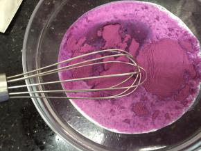 用手动打蛋器搅拌均匀