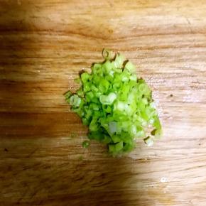 醒面过程中制作葱油，小香葱切碎，一定要用小香葱才好吃，喜欢葱的可以多加些，我还需要慢慢适应，所以放的少