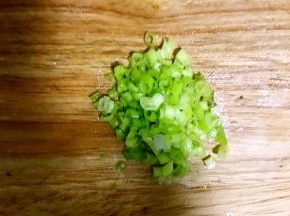 醒面过程中制作葱油，小香葱切碎，一定要用小香葱才好吃，喜欢葱的可以多加些，我还需要慢慢适应，所以放的少