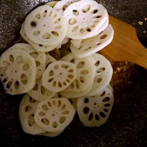 倒入藕片翻拌均匀