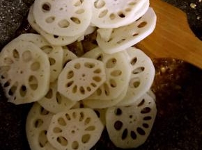 倒入藕片翻拌均匀
