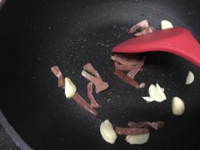加入火腿翻炒一下