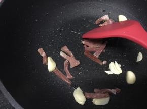 加入火腿翻炒一下