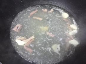 加入鸡粉再煮2分钟