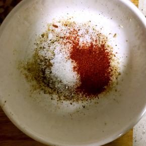 并将椒盐，白胡椒粉，五香粉，孜然粉，少许辣椒粉(辣椒粉可以多放些更好吃，因为有小孩吃我只放了一点)，盐，糖等备入碗中