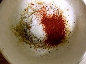 并将椒盐，白胡椒粉，五香粉，孜然粉，少许辣椒粉(辣椒粉可以多放些更好吃，因为有小孩吃我只放了一点)，盐，糖等备入碗中