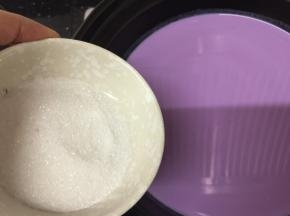 开小火，加入砂糖
