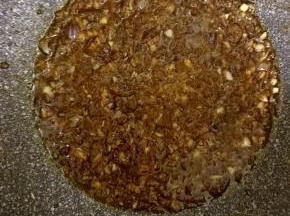 加入啤酒及生抽搅拌均匀