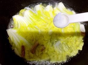 加入盐继续煮2分钟即可