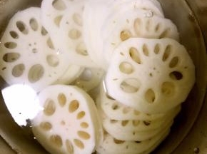 用冷水冲洗一下