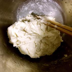 将面粉倒入盆中加入适量温水搅拌成软面团，并盖保鲜膜醒30分钟