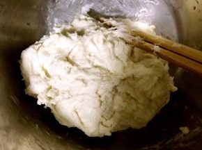 将面粉倒入盆中加入适量温水搅拌成软面团，并盖保鲜膜醒30分钟