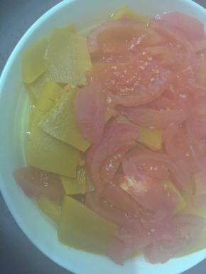 蒸好的南瓜番茄里会有大量的汁液，不要倒掉