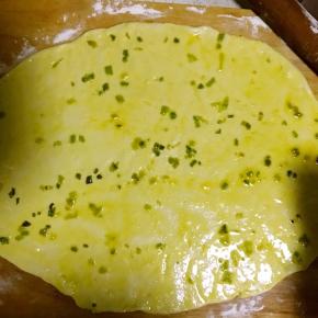 倒入葱油并抹均匀卷成卷