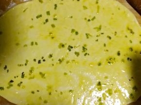 倒入葱油并抹均匀卷成卷