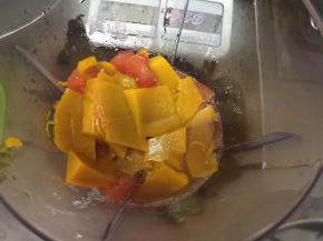 全部一起倒入搅拌机里打成糊