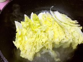 放入娃娃菜，盖上锅盖再煮2分钟