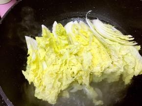 放入娃娃菜，盖上锅盖再煮2分钟