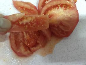 番茄切小块，切的时候流出来的汁液尽量留着