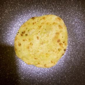 锅中放油，油热后放入饼，待两面金黄时候取出