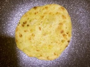 锅中放油，油热后放入饼，待两面金黄时候取出