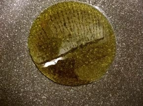锅中倒油烧热