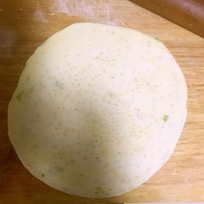 撒适量白芝麻擀成薄饼，我喜欢酥脆的，所以擀的很薄