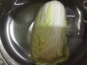 娃娃菜用水泡30分钟，然后过洗2次，沥干水