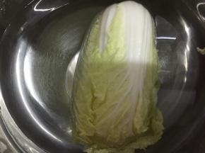 娃娃菜用水泡30分钟，然后过洗2次，沥干水