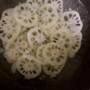 锅中烧开水，放入藕片煮2分左右