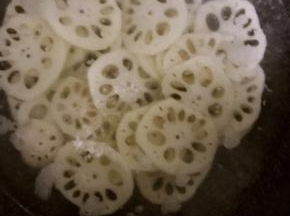 锅中烧开水，放入藕片煮2分左右
