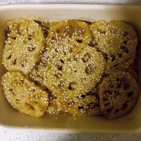 装烤盘撒适量熟芝麻放入烤箱170度烤10分钟，中间可以翻面，以便更好的入味