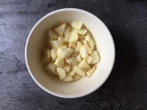 大蒜去外皮切小待用