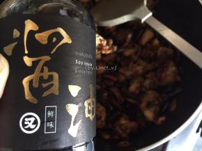 倒入又伊鲜酱油翻炒上色提鲜味，翻炒均匀即可出锅