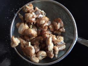 炸好的鸡翅捞起控油