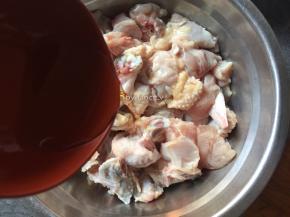 切小的鸡翅放入盆中，加入料酒