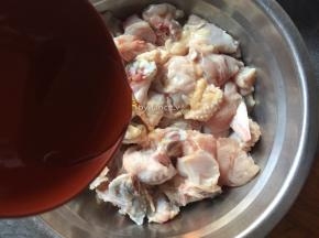 切小的鸡翅放入盆中，加入料酒