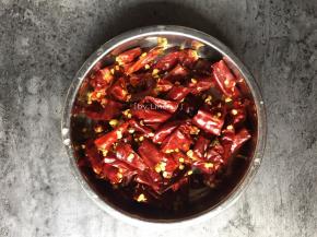 将干红辣椒切小段待用