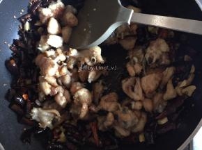 放入炸好的鸡翅翻炒