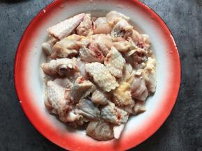 洗净的鸡翅切成小块