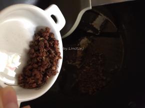 另用一炒锅热油，加入花椒