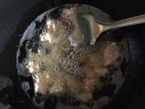 放入腌制好的鸡肉炸至金黄色