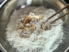 面粉加糖、酵母用水和成面絮。