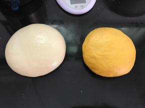 分别揉成南瓜和原色二个面团。