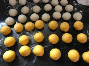 醒发好后的面团分成20克一个剂子。