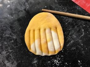 按扁后擀成扇状后用筷子压出几条印。