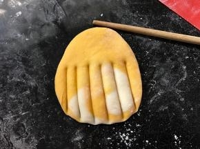 按扁后擀成扇状后用筷子压出几条印。