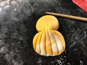 从中间用筷子收起来。