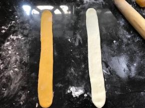 分别取2个剂子擀成长条。
