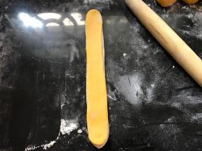 把两个面条重叠。